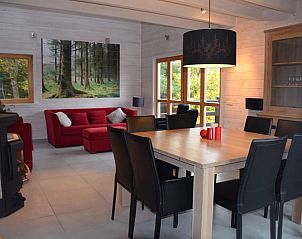 Moderne eetkamer in Place des Reves chalet, Heure, Ardennen, Belgi met uitzicht op de groene omgeving.