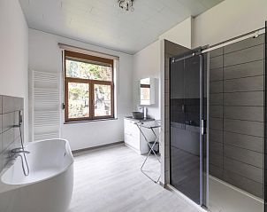 Moderne badkamer in s'Ameuse bien vakantiehuis, Dinant, Ardennen, met luxe bad en ruime douche.