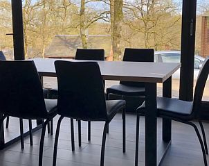 Eetkamer met uitzicht op de natuur in Vakantiehuisje, Blaimont, Ardennen.