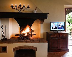 Vakantiehuis Villa Daniela, gelegen in Montaione, Toscane, heeft een warme woonkamer met open haard en een terras met natuuruitzicht.