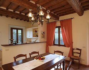 Binnenruimte van Villa Daniela, vakantiehuis in Montaione, Toscane. Traditionele Toscaanse stijl met houten details en sfeervolle inrichting.