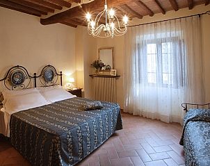 Ontspan in de comfortabele slaapkamer van Villa Daniela, een vakantiehuis in Montaione, Toscane, met prachtig rustiek design.