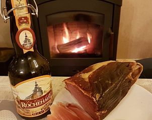 Huiselijke sfeer bij de open haard in Vakantiewoning-Vresse-sur-semois-chairiere, Chairire, met lokale delicatessen.