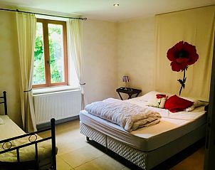 Lichte slaapkamer met bloemendecor in Vakantiewoning-Vresse-sur-semois-chairiere, Chairire, Ardennen.