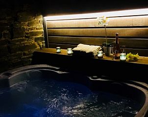 Gezellige jacuzzi-ervaring in Vakantiewoning-Vresse-sur-semois-chairiere, Chairire, perfect voor ontspanning.