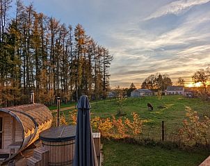 Geniet van een serene zonsondergang bij Le Wagon, een unieke vakantiewoning in Graide, Ardennen, Belgi, met prachtig uitzicht op de natuur.