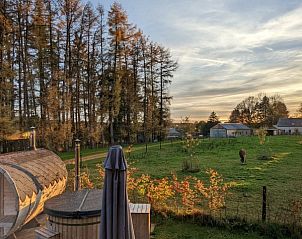 Geniet van de serene omgeving bij Le Wagon, een vakantiehuis in Graide, Ardennen, Belgi, met prachtig uitzicht over het groene landschap.
