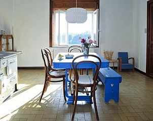 Gezellige eetkamer in Vakantiehuisje in Aublain, Ardennen, Belgi met rustiek interieur en uitzicht op de natuur.