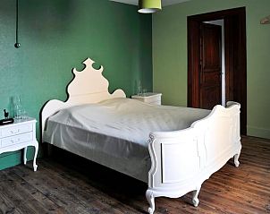 Sfeervolle slaapkamer in Vakantiehuisje in Aublain, gelegen in de Ardennen, Belgi. Geniet van rust en comfort in deze charmante vakantiewoning.