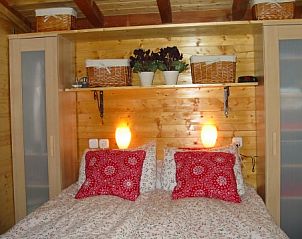 Rustieke slaapkamer in casaporlezza chalets, gelegen bij de Italiaanse meren in Porlezza, met houten details en gezellige sfeer.