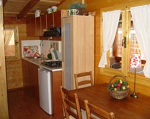 Binnen in casaporlezza chalets, Porlezza: een sfeervolle keuken en eetruimte, ideaal voor een ontspannen vakantie aan de Italiaanse meren.