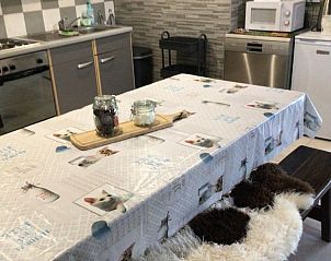Eetkeuken in Maison Franz bungalow, Achouffe, Ardennen met moderne apparatuur en ruime eettafel.