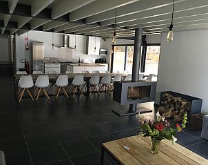 Moderne eetruimte in De Meute vakantiehuis, Vielsalm, Ardennen met ruime keuken en haard.