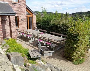 Buiten terras van L'Ore de Bomal vakantiehuis, Durbuy, Ardennen, met zitplaatsen voor groepen.
