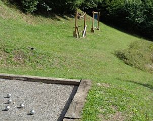 Boccebaan in de tuin van L'Ore de Bomal vakantiehuis, Durbuy, Ardennen, voor recreatieve activiteiten.