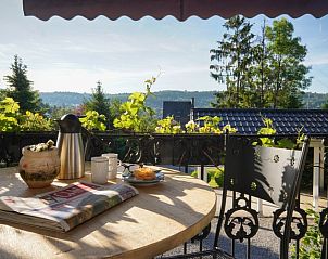 Ontbijttafel met uitzicht op de natuur bij Cafe Moulin vakantiehuis in Barvaux-Durbuy, Ardennen, Belgi.