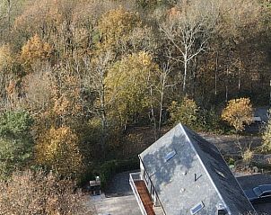 Luchtfoto van La Futaie Durbuy vakantiehuis in de herfst, Ardennen, Luxemburg, Belgi.