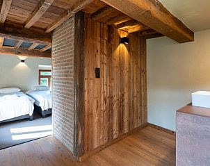 Knusse slaapkamer van Relais de l'Ourthe vakantiehuis met houten details in Rendeux, Ardennen, Belgi.