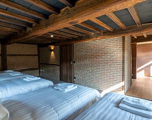 Ruime slaapkamer met meerdere bedden in Relais de l'Ourthe vakantiehuis, Rendeux, Ardennen, Belgi.