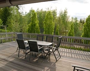 Geniet van het terras bij Maison 12ment in Durbuy, vakantiehuis in de Ardennen, omringd door groene natuur.