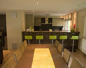 Eetruimte in Maison 12ment, vakantiehuis in Durbuy, Ardennen, ideaal voor familiediners en gezellige bijeenkomsten.