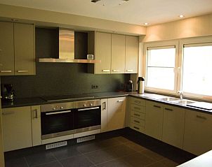 Lichte en ruime keuken in Maison 12ment, vakantiehuis in Durbuy, Ardennen, met uitzicht op de groene omgeving.