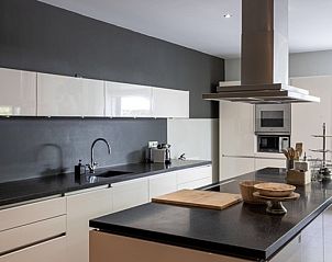 Stijlvolle keuken van La Roche Durbuy vakantiehuis in Durbuy met moderne apparatuur.