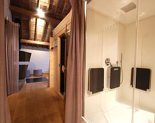 Moderne badkamer met douche in vakantiehuis www.ardennenreisje.be, Courtil, Ardennen, biedt comfort en stijl.