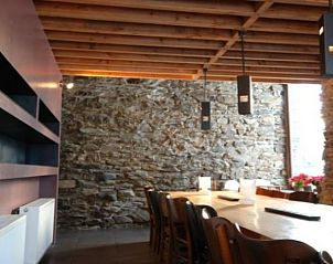 Ruime eetkamer met stenen muur in vakantiehuis www.ardennenreisje.be, Courtil, Ardennen, perfect voor gezellige diners.