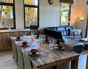 Gezellige eetkamer in Dogo In Paradise vakantiehuis, Houffalize, Ardennen, met houten tafel en herfstdecoratie.