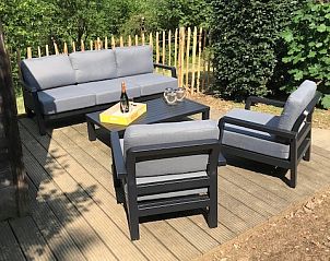 Buitenterras met comfortabele zitplaatsen bij Dogo In Paradise vakantiehuis, Houffalize, Ardennen.