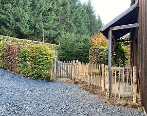 Toegangspoort en groene omgeving bij Dogo In Paradise vakantiehuis, Houffalize, Ardennen.