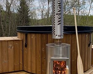 Houten hot tub bij Dogo In Paradise II vakantiehuis in Houffalize, Ardennen voor ontspanning in de natuur.