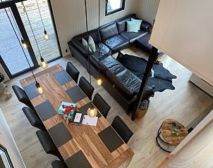 Gezellige woonkamer in Dogo In Paradise II vakantiehuis in Houffalize, Ardennen met grote eettafel en comfortabele zithoek.