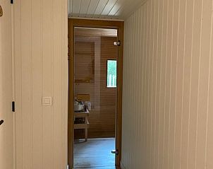 Hal in Dogo In Paradise II vakantiehuis in Houffalize, Ardennen, leidt naar sauna voor ontspanning.