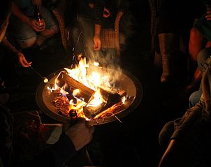 Buiten genieten bij het kampvuur bij Het Huis Hiernaast, vakantiehuis in Houffalize, Ardennen.