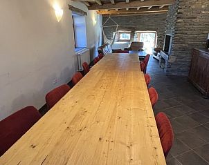 Grote eettafel in de eetkamer van Het Huis Hiernaast, vakantiehuis in Houffalize, Ardennen.