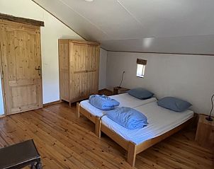 Knusse slaapkamer met houten vloer in Het Huis Hiernaast, vakantiehuis in Houffalize, Ardennen.