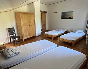 Slaapkamer met houten meubels in Het Huis Hiernaast, vakantiehuis in Houffalize, Ardennen.