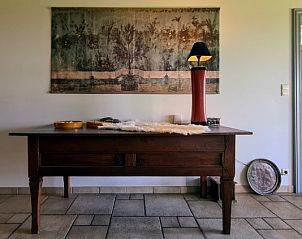 Stijlvolle eetkamer met kunstwerk in La Terre Ferme vakantiehuis, Houffalize, Ardennen, Belgi.