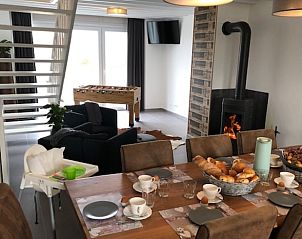 Ruime eetkamer in Vakantiehuis in Samre, Ardennen, met open haard en moderne inrichting in Luxemburg, Belgi.