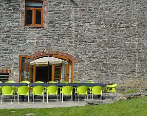 Buitenveranda met felgroene stoelen bij Maison La Cocotte, vakantiehuis in Baillamont, Ardennen, Belgi.