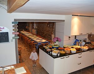 Eetruimte met lange tafel in Maison La Cocotte, vakantiehuis in Baillamont, Ardennen, Belgi.