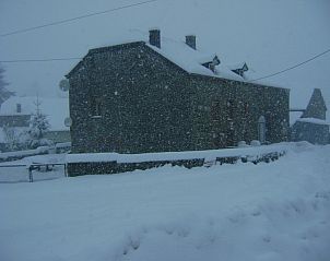 Sneeuw bedekt Maison La Cocotte, vakantiehuis in Baillamont, Ardennen, Belgi.