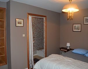 Slaapkamer met ensuite badkamer in Maison La Cocotte, vakantiehuis in Baillamont, Ardennen, Belgi.
