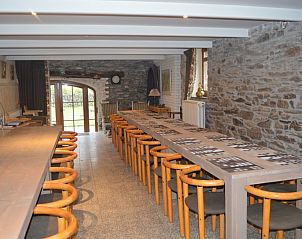 Eetkamer met stenen muren in Maison La Cocotte, vakantiehuis in Baillamont, Ardennen, Belgi.