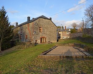 Zijaanzicht van Maison La Cocotte met tuin in Baillamont, Ardennen, Belgi.
