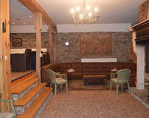 Ruime woonkamer met houten details in Maison La Cocotte, vakantiehuis in Baillamont, Ardennen, Belgi.