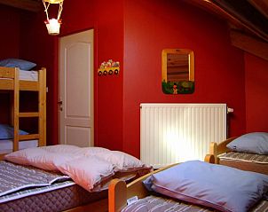 Kinderkamer met kleurrijke accenten in Maison La Cocotte, vakantiehuis in Baillamont, Ardennen, Belgi.