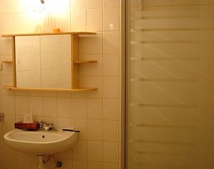 Moderne badkamer met douche in Maison La Cocotte, vakantiehuis in Baillamont, Ardennen, Belgi.